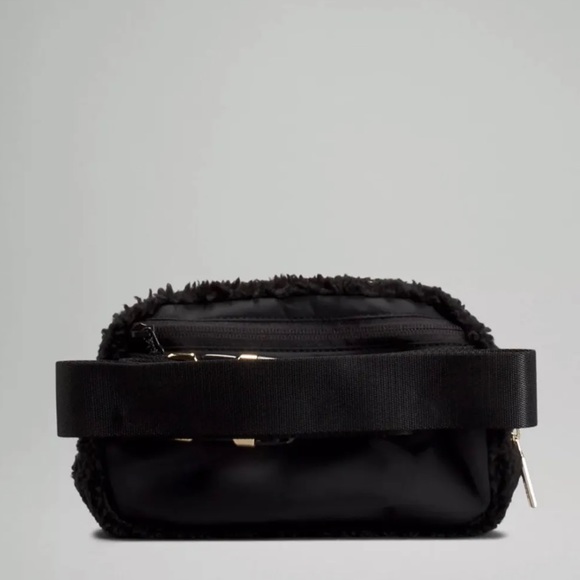 NWT Lululemon Everywhere Fleece Belt Bag. Black Large. Black Fleece - Picture 3 of 6